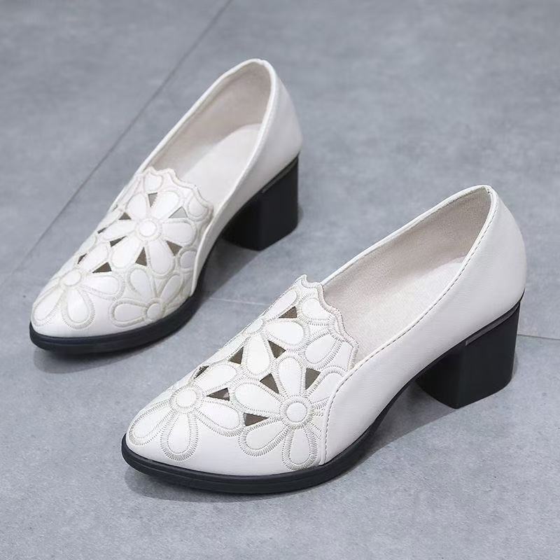 

Мягкая кожа мягкая подошва низкий верх одинарная обувь женская плоская подошва 2025 лето новая толстый каблук острый носок полые цветы работа кожаная обувь женская 40