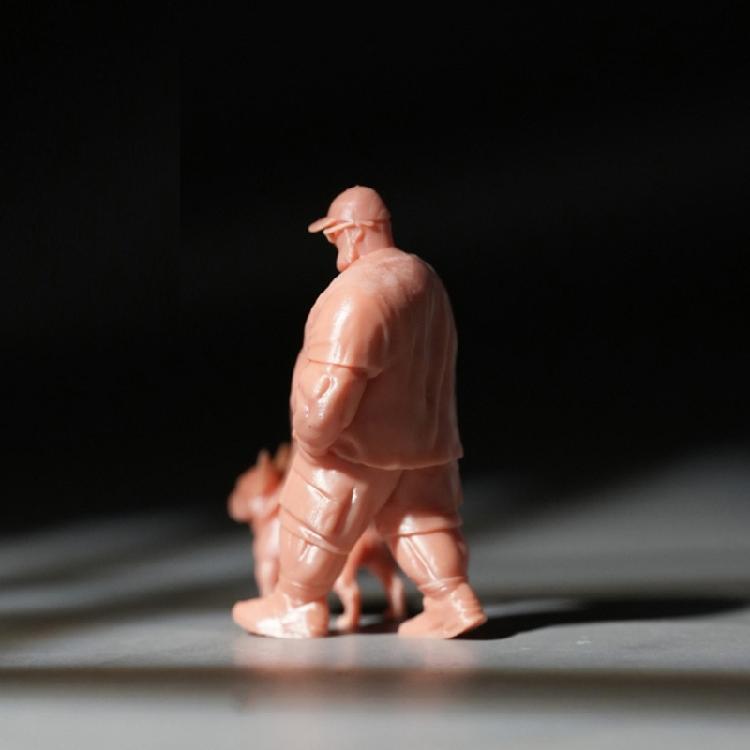 1/64 Scale Resin Model Depicting A Man Strolling With His Pet Dog Miniature Figure For Craft Projects And Toy Displays