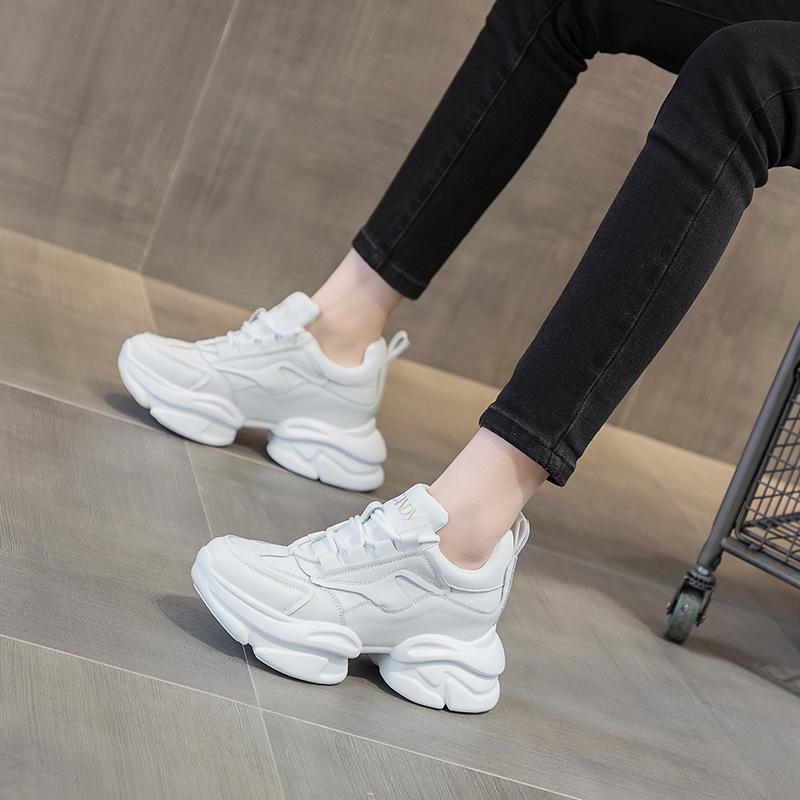 Herbst und Winter neue trendige Sportschuhe lässige Schuhe dicke Sohle höhenverstellbar vielseitig Damen Dad Shoes Lederoberfläche weiche Sohle