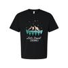 Unisex T-shirt z grafiką na przygodę na świeżym powietrzu z widokiem na góry i sosnowym lasem Sil