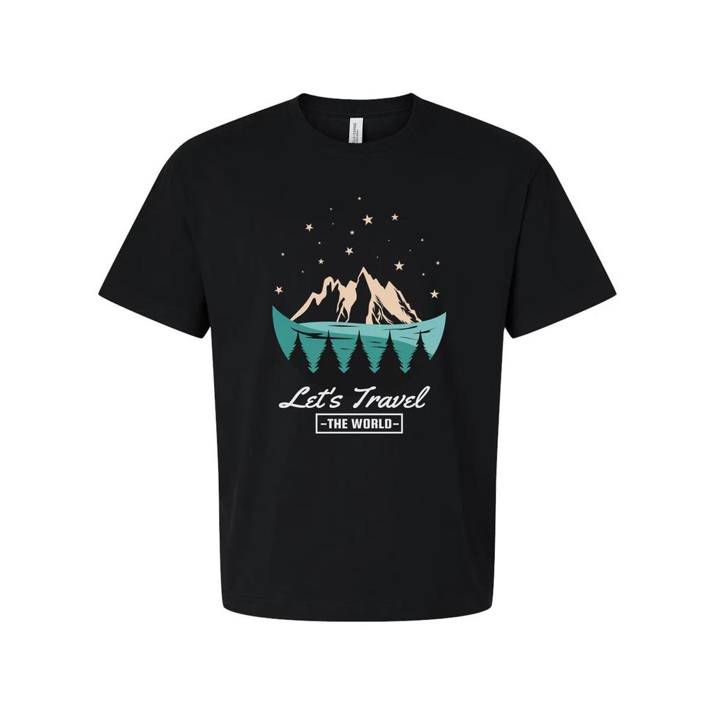 Unisex T-shirt z grafiką na przygodę na świeżym powietrzu z widokiem na góry i sosnowym lasem Sil