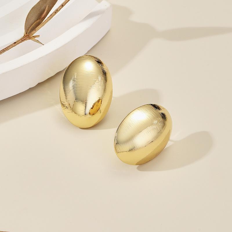 European and American jewelry ins niche design sense heavy industry metal stud earrings fashionable gold light luxury versatile earrings