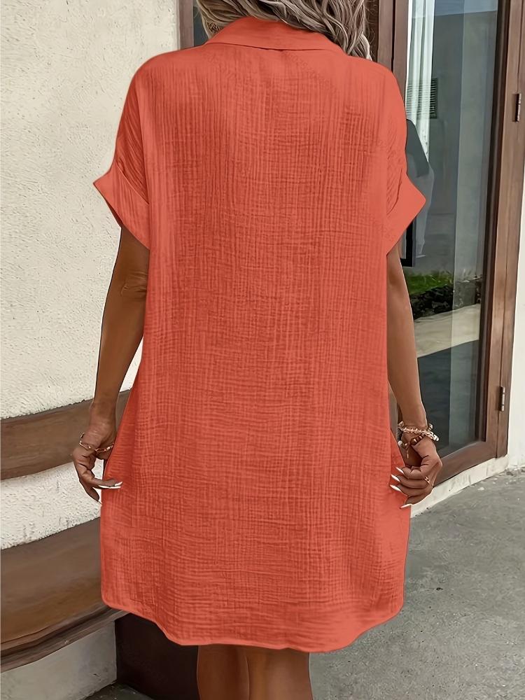 Minimalistisches Weißes Hemdblusenkleid Aus Atmungsaktivem Stoff, Mit Einem Scharfen Kragendesign und Ordentlich Angeordneten Knöpfen, Die Einen Hauch von Vintage-Charme Verleihen