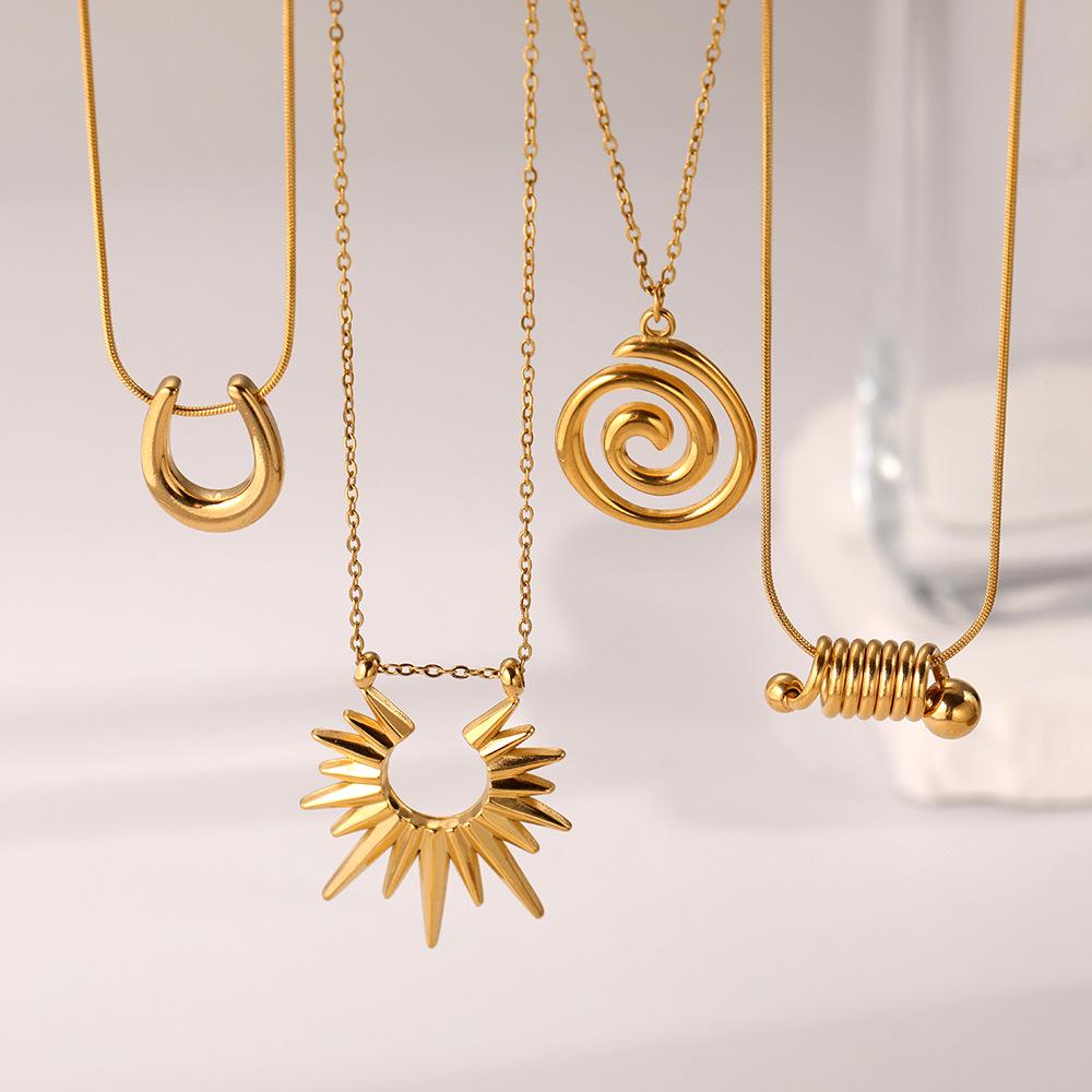 Retro Sun Pendant Necklace: 18K Gold Stainless Steel Clavicle Chain