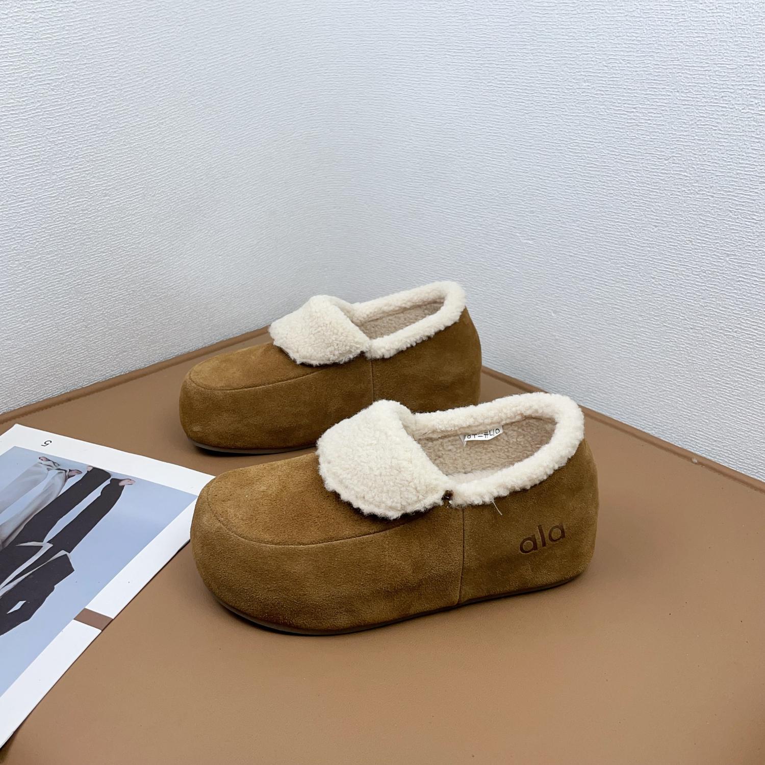 

Retro leather thick-soled velvet Birkenstocks women s 2025 autumn and winter new round head soft sole warm flip tongue fluffy shoes 40