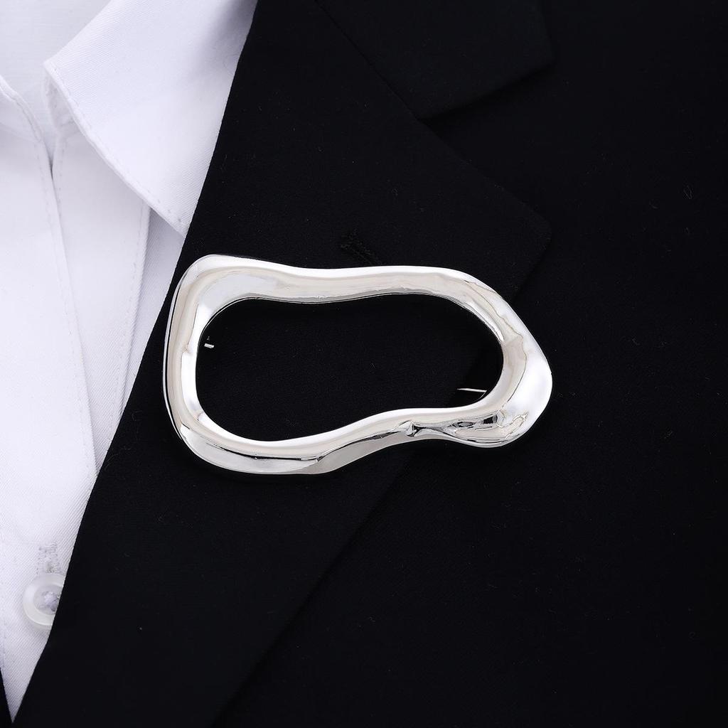 Elegant Irregular Oval Brooch: Minimalist Light Luxury for Autumn/Winter Women's Fashion