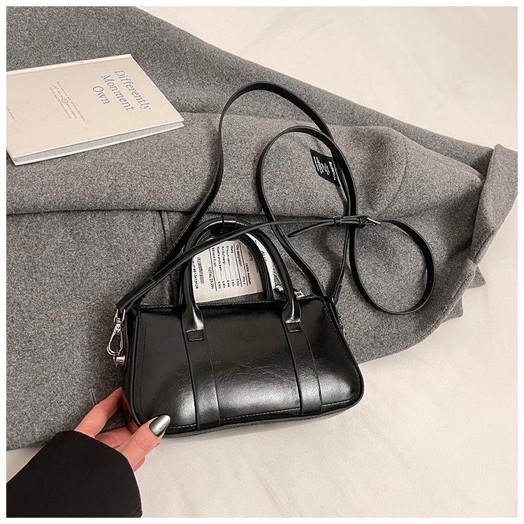 

Изысканная ретро маленькая сумка женская 2025 осень и зима новая портативная сумка-подушка универсальная модная сумка-мессенджер маленькая квадратная сумка 23.5*7.5*13