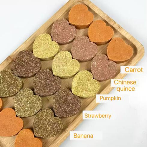 Chew for Bunnies Guinea Pig Timothy Cake for Rabbit Hamster Chinchillas Molar Snacks Food Rabbit Treats (as the picture,0.5 KG)