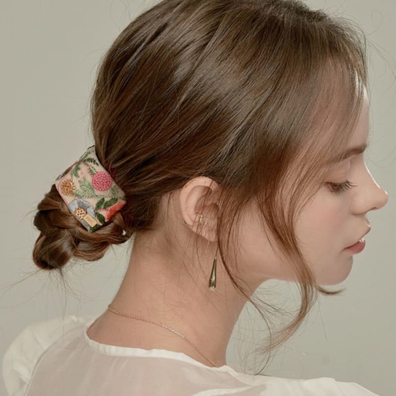 

BESTY Oriental Wildflower Wave Hair Cuff Oriental Hair Cuff - Beige