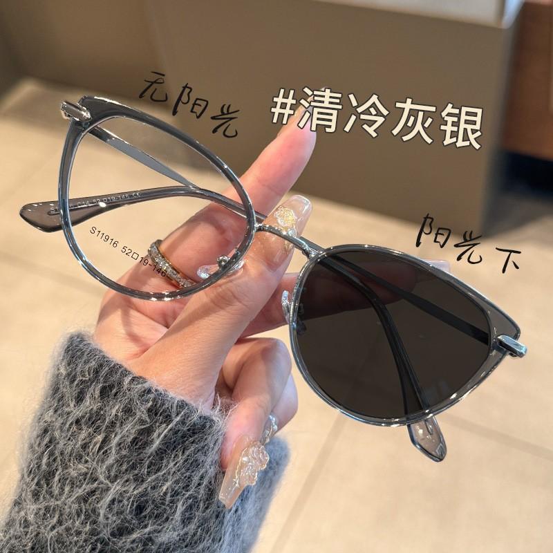 New Retro Cat Eye Color-Changing Glasses Myopia Men And Women Light Luxury High-End Glasses Anti-Blue Light Small Frame Frame