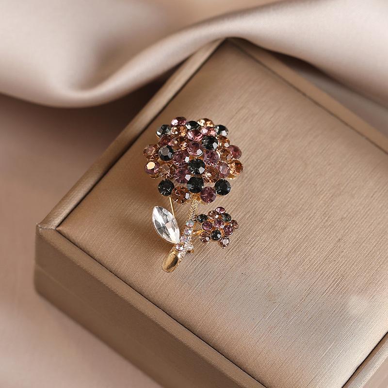 Retro Rhinestone Floral Brooch, High-end and Light Luxury Women's Versatile Brooch, Niche Design Sense Brooch