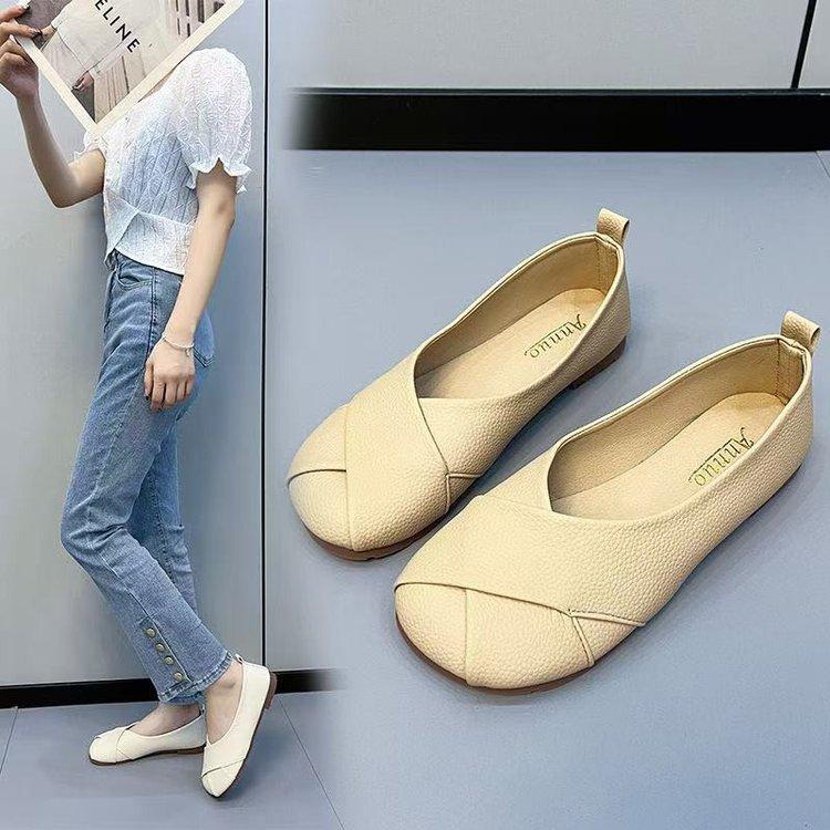 French retro soft-soled single shoes women's 2025 new autumn soft leather shallow mouth flat-soled grandma shoes with skirts Doudou shoes