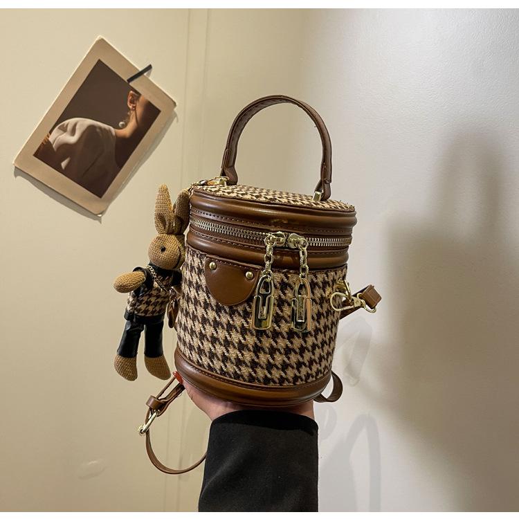 

Retro versatile small bag women s 2025 autumn and winter new fashion niche messenger bag texture rhombus portable bucket bag no pendant