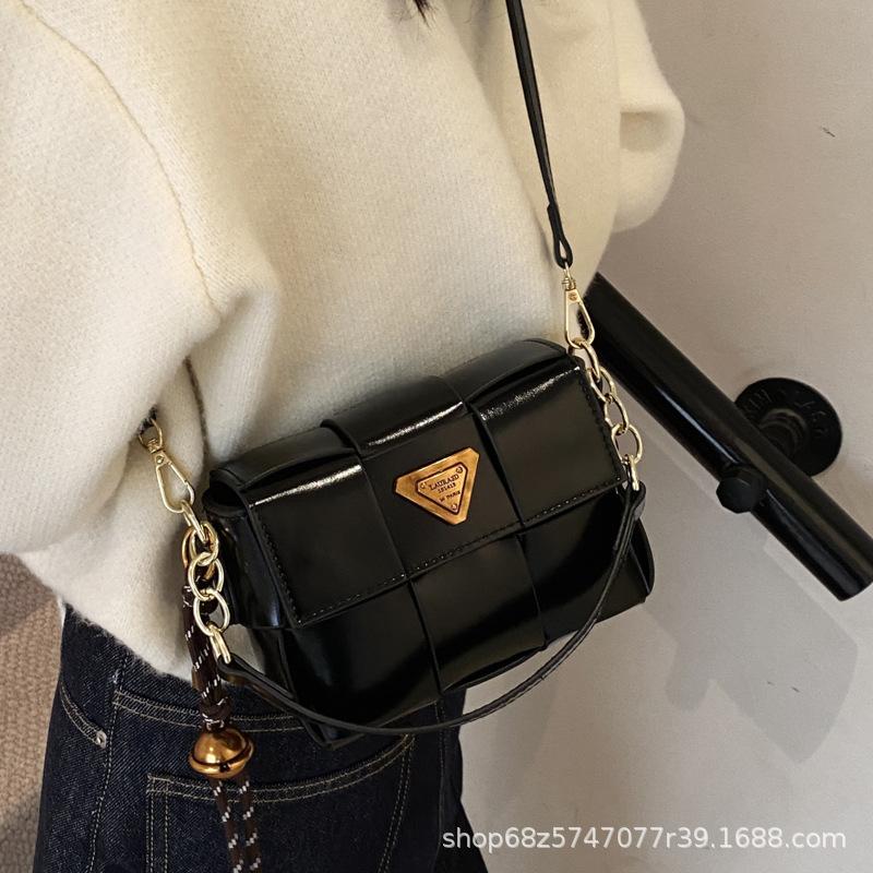 Fashion casual underarm bag women 2025 retro new trend woven small square bag Korean version niche design shoulder bag