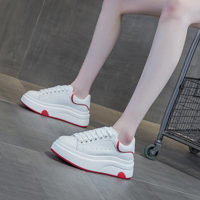 Petites chaussures blanches femmes printemps nouveau sport polyvalent légère plateforme rehausseuse casual chaussures de skate mode personnalité