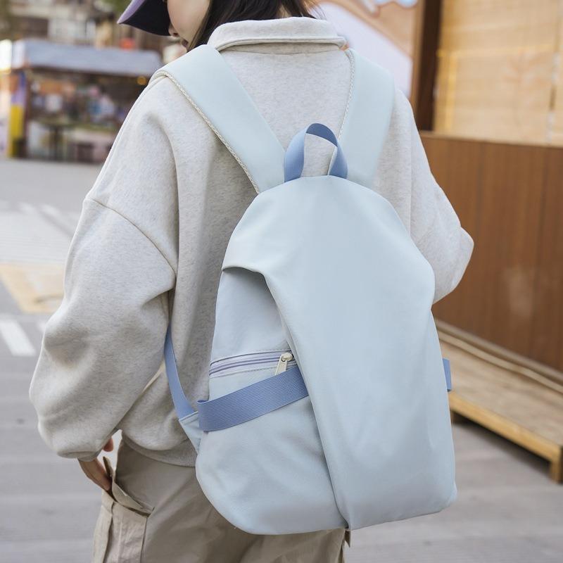 Casual simple and lightweight backpack, student schoolbag, new versatile commuter large-capacity travel backpack