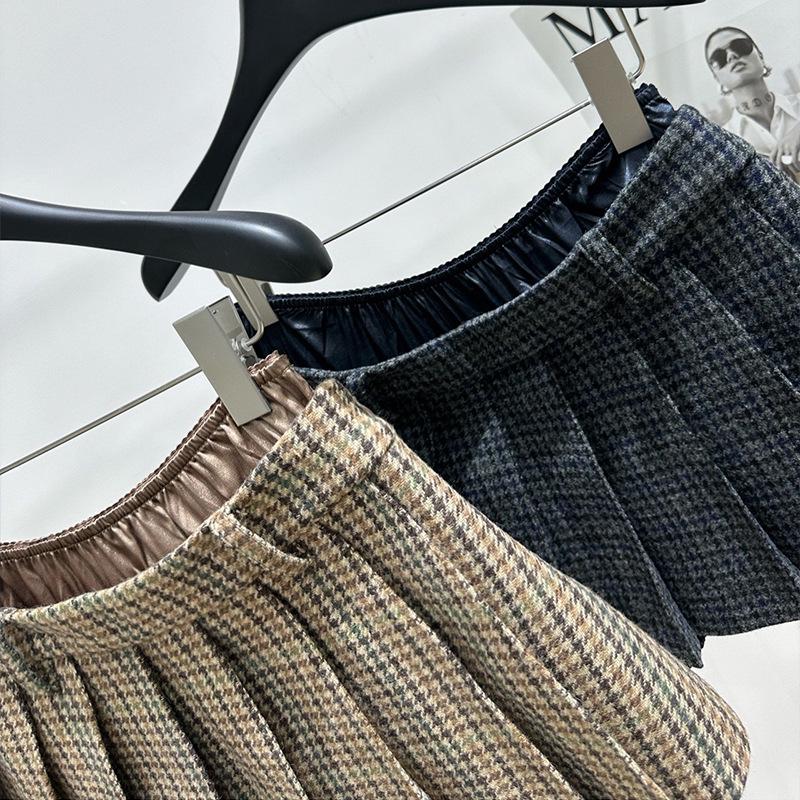 2025 Autumn/Winter Two-Tone Plaid Tweed Pleated Skirt - Low Waist, Slimming Retro College Style