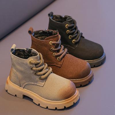 Neue Kinderstiefel aus Leder mit weicher Sohle