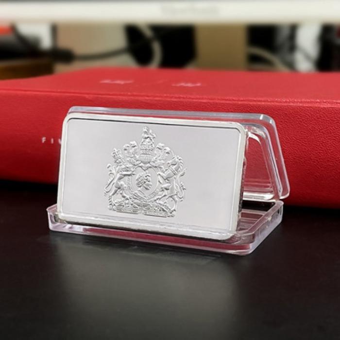 

Queen Elizabeth II Crown Diamond Souvenir, Gold Ornament Collection, Gold Bar Craftsmanship, Commemorative Badge срібний