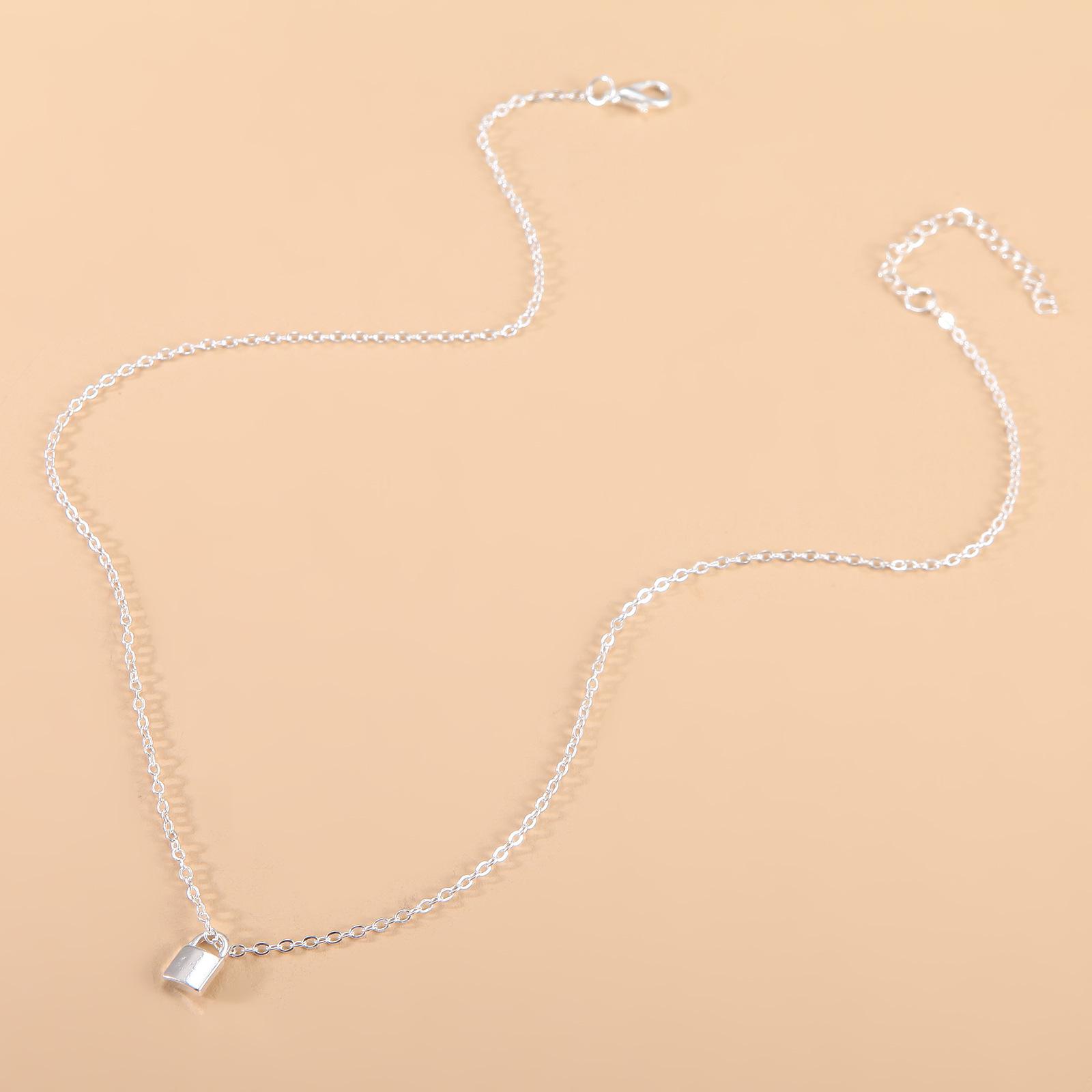 

Ожерелье с подвеской в виде замка в стиле ретро с геометрическим узором: Универсальный европейский и американский стиль для женщин серебряный