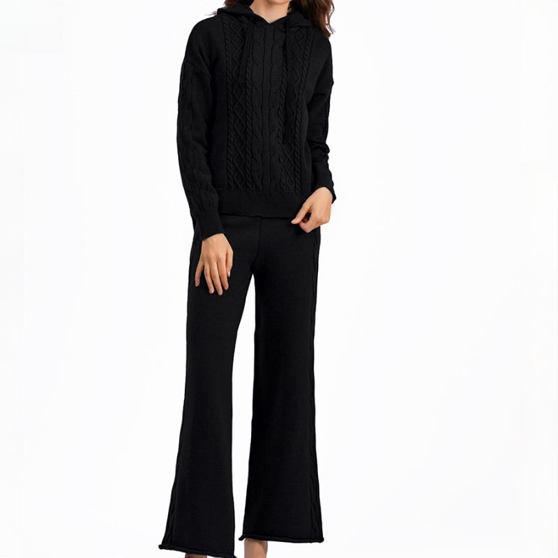 

Комплект дизайнерского стиля включает свободный свитер с капюшоном на завязках и широкие брюки с драпировкой, модную витую пару из двух предметов One size чёрный