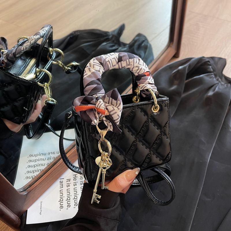 

Элегантная красная лаковая сумка для женщин 2025 Новое поступление Модная стильная сумка кроссбоди с ромбами Свадебная сумочка для невесты Black small size