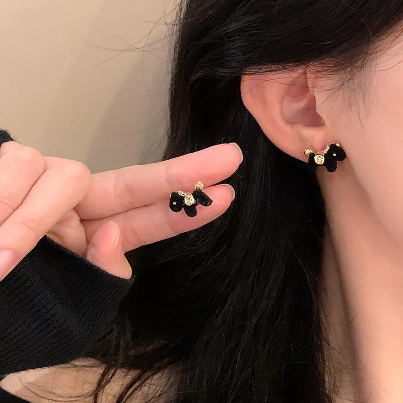 Retro Silver Little Horse Flocked Earrings - Korean Style, Simple & Versatile Niche Studs for a Fashionable High-End Look