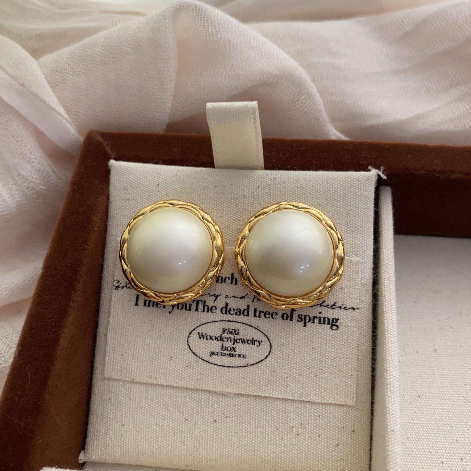 20 French Retro Metal Large Pearl Earrings Women S Niche Design Sense High-End Small Fragrant Elegant Earrings
