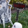Skelett Gartenschilder 54cm Halloween Skelett Knochen Gartenschilder Gruselige Partyzubehör für Draußen Drinnen Feiertag Spukhaus