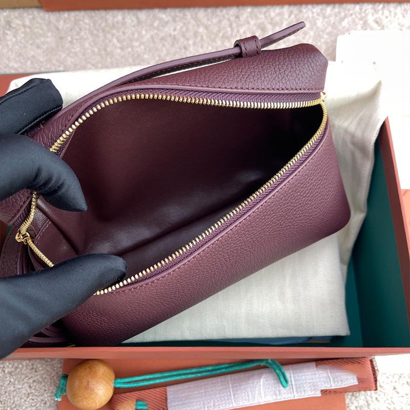 Bolso bandolera y bolso de mano de piel de vaca con grano lichi L19 italiano