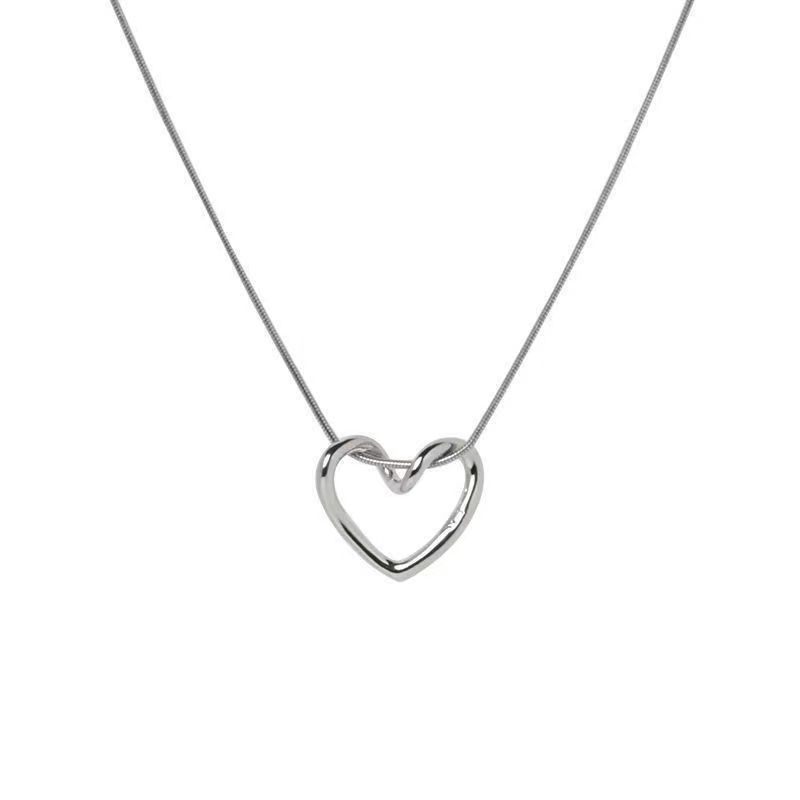 Niche hollow love necklace female minimalist design pendant collarbone chain simple elegance gentle fairy