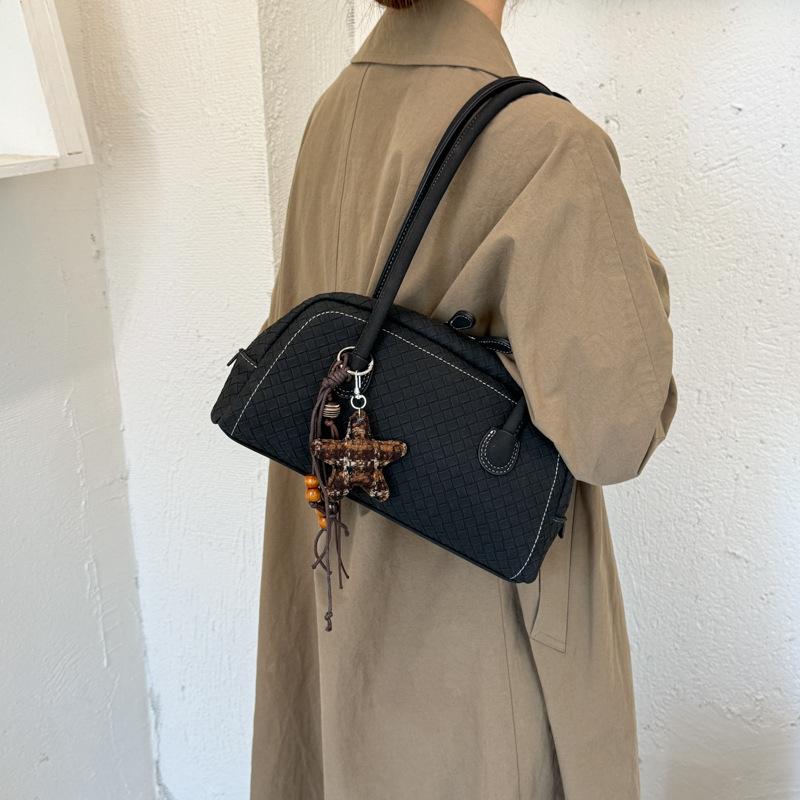 Handheld Bag of Baguette Shape, A High-end Commuter Shoulder Bag with An Underarm Compartment.
