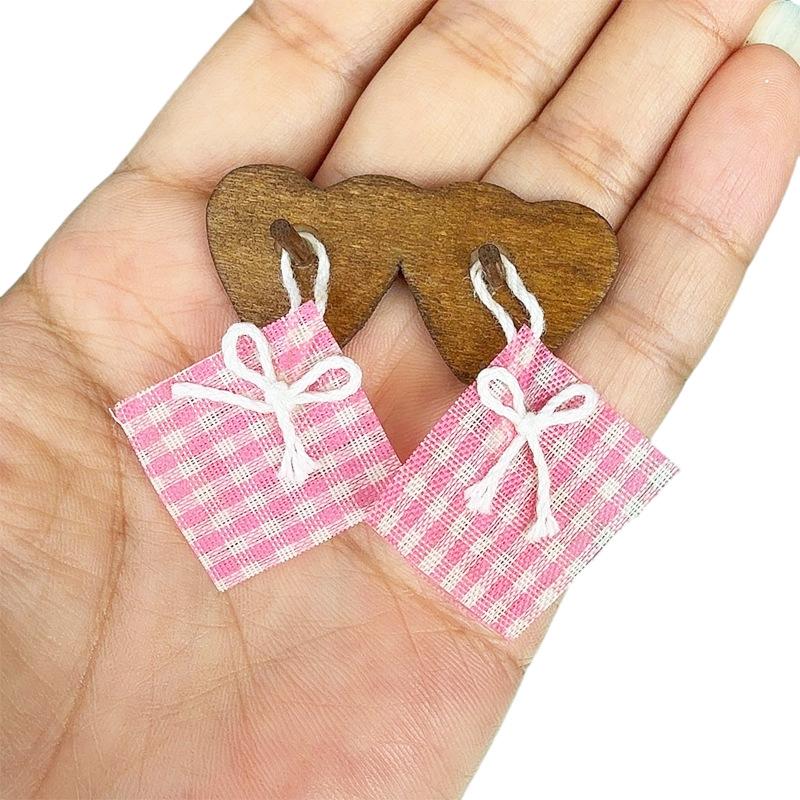 

1Pcs Dollhouse Mini Kitchen Decoration Simulation Coffee Colored Wooden Frame With Pink Grid Cloth Model Doll Accessories