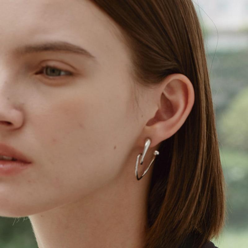 

YUSOWA GROVE TWIST EARRING (WHITE GOLD) WHITE GOLD