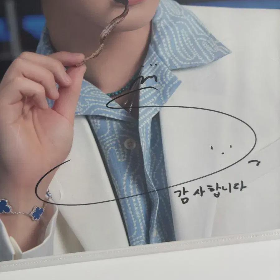 

Плакат-подпись от победителя Ли Сын-хуна