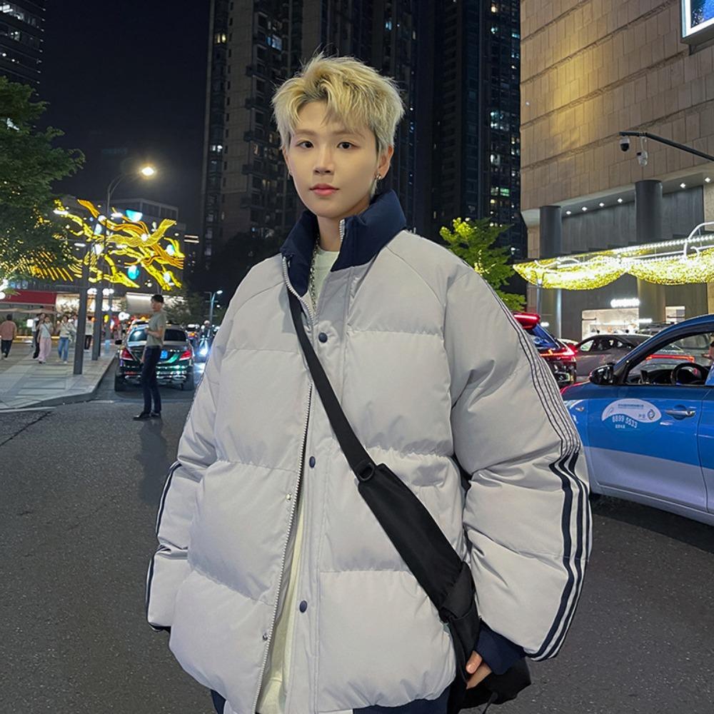 Cotton-padded clothes are popular in winter. Men's thickened jackets and women's stand-up collars are couples' three-bar bread clothes.