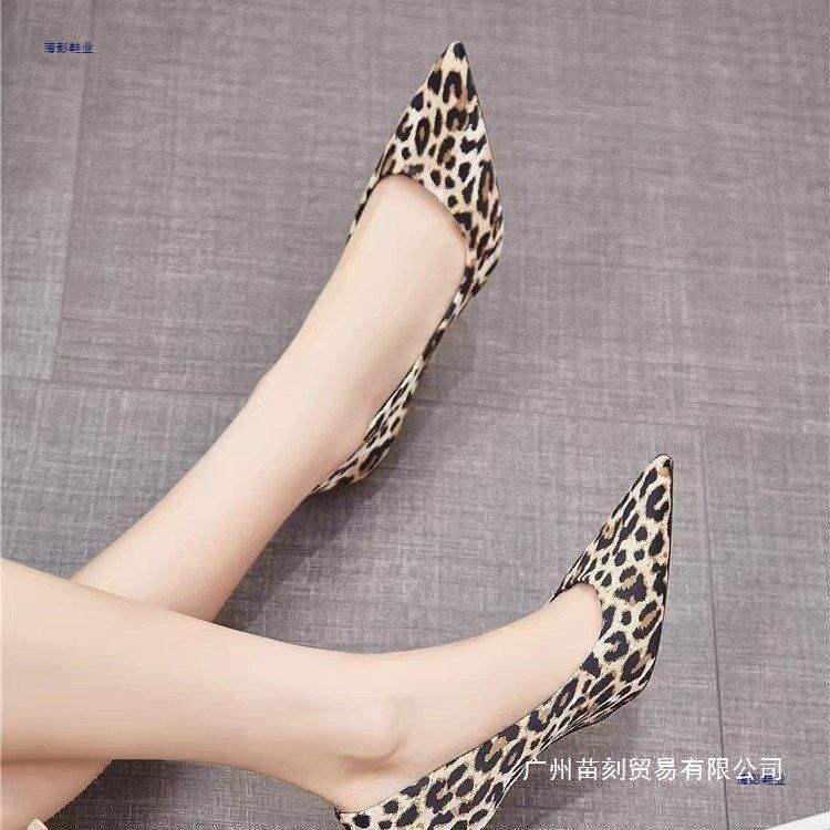 Ευρωπαϊκός Σταθμός Ευρωπαϊκά και Αμερικάνικα γυναικεία ψηλοτάκουνα με animal print λεπτό τακούνι σέξι μυτερά μονά παπούτσια με τακούνι ρηχό ντεκολτέ