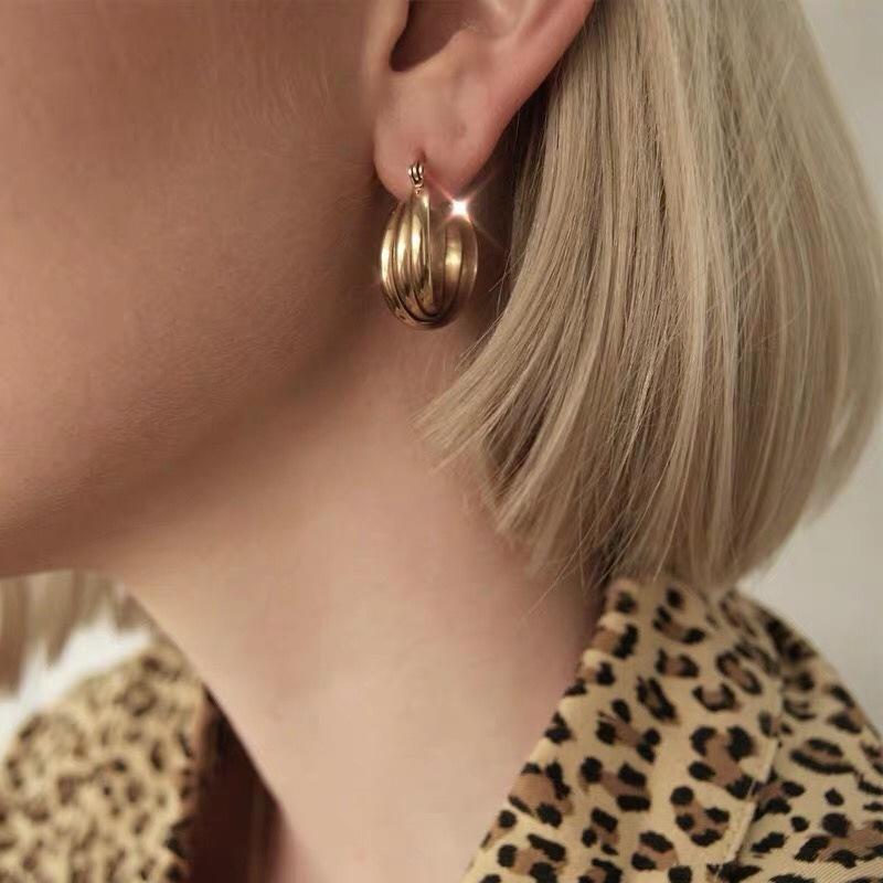 Nischen Design Einfach Messingbeschichtet 18K Gold Wickelkreis Kaltes Temperament Vielseitig Creolen Ohrstecker