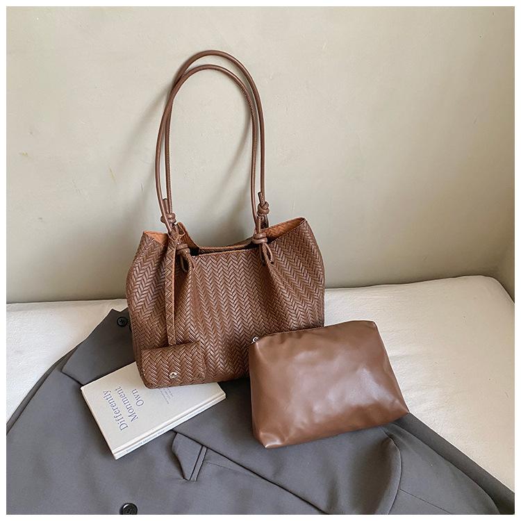 

Fashionable large capacity tote bag autumn and winter new fashion shoulder bag big brand simple woven underarm bag