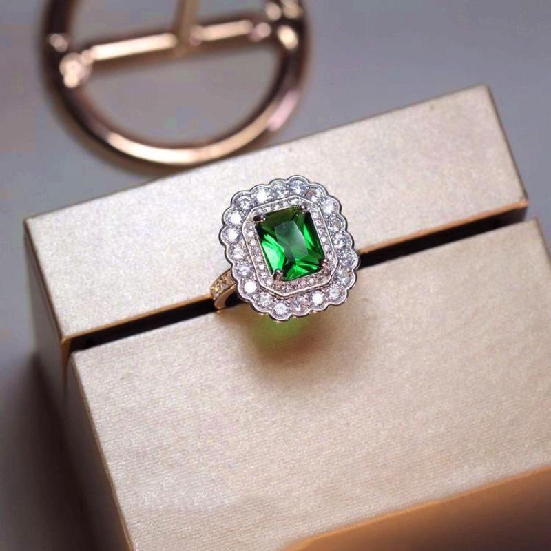 Elegant Retro Luxury Green Zircon Square Ring for Women - High-End Open Design