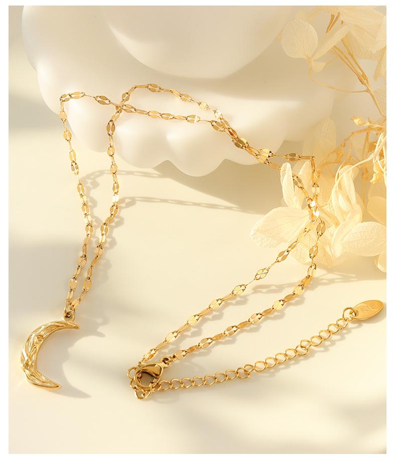 Minimalist Hammered Moon Pendant Necklace, 18k Gold-Plated Titanium Steel Clavicle Chain