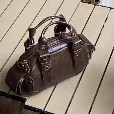 Fashi PU-Leder Damen-Schultertaschen Vintage Lässig Lokomotive Damen Umhängetasche Nieten Nischen-Design Damen-Handtaschen