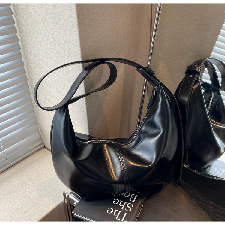 Ielgy Retro Large Capacity Tote Bag Fashion Niche Casual Pleated Commuter Dumpling Bag