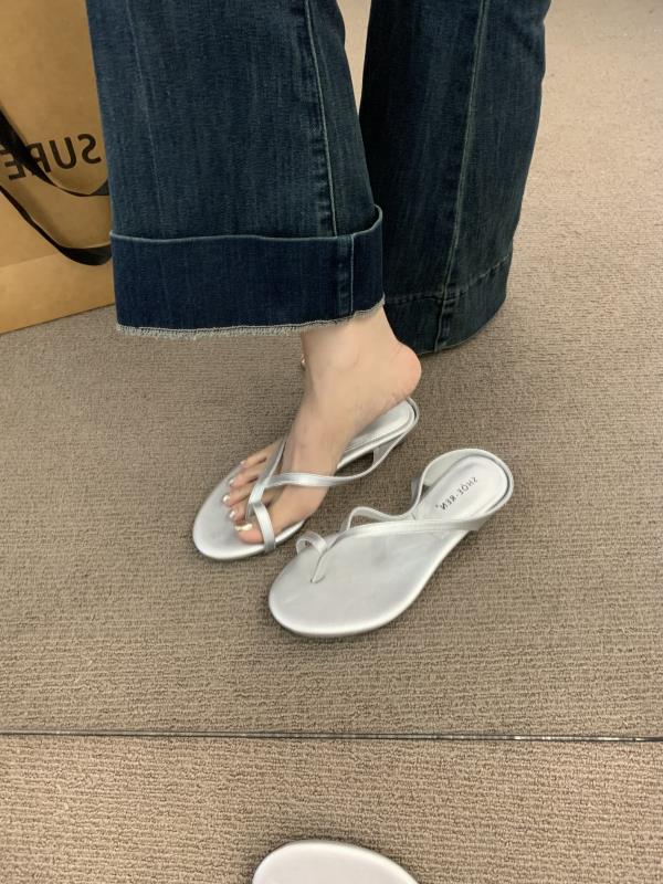 Fashion Female Shoes Cross-Tied Rubber Flip Flops Low Ladies' Slippers 2025 Hawaiian Silver Slides Shoes Low Woman's Slippers Cross-Tied
