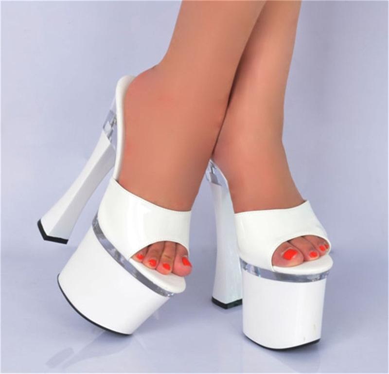 Pantoufles transparentes été 2025 nouveau bouche de poisson un mot talon haut cristal mode talon super haut talon épais sandales femmes