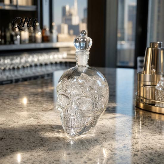 Barware Skull Decanter Whiskey Decanter, 500ml Gothic Glass Bottle with Stopper, Halloween Spirit Dispenser for Home Bar, Creepy Liquor