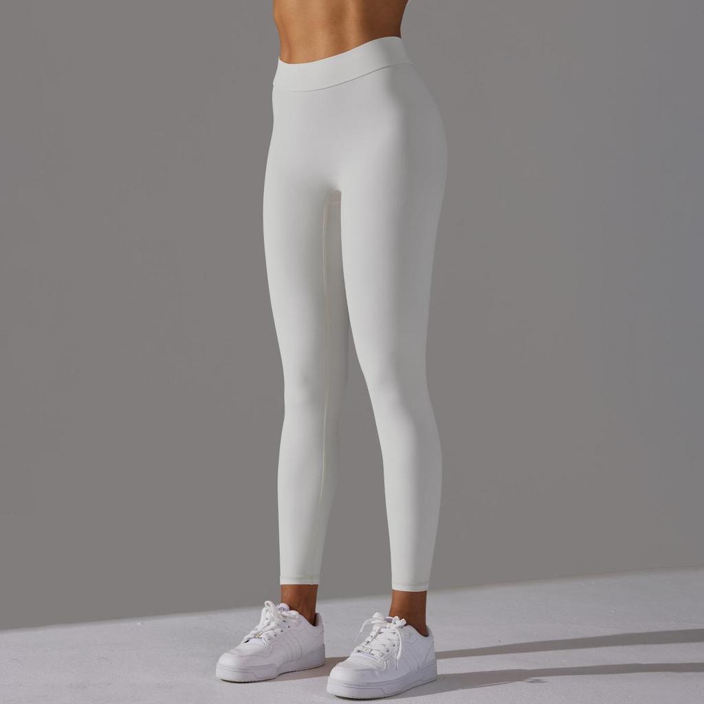 Ten rengi efekti veren, vücuda oturan, kalçayı kaldıran dikişsiz, yüksek belli, esnek kadın fitness kısa taytları