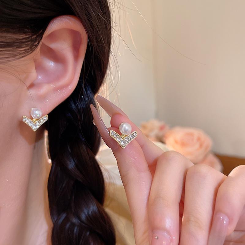 

Flash diamond V-shaped pearl stud earrings light luxury, high-end sense, exquisite celebrity earrings of the same style, small temperament earrings.