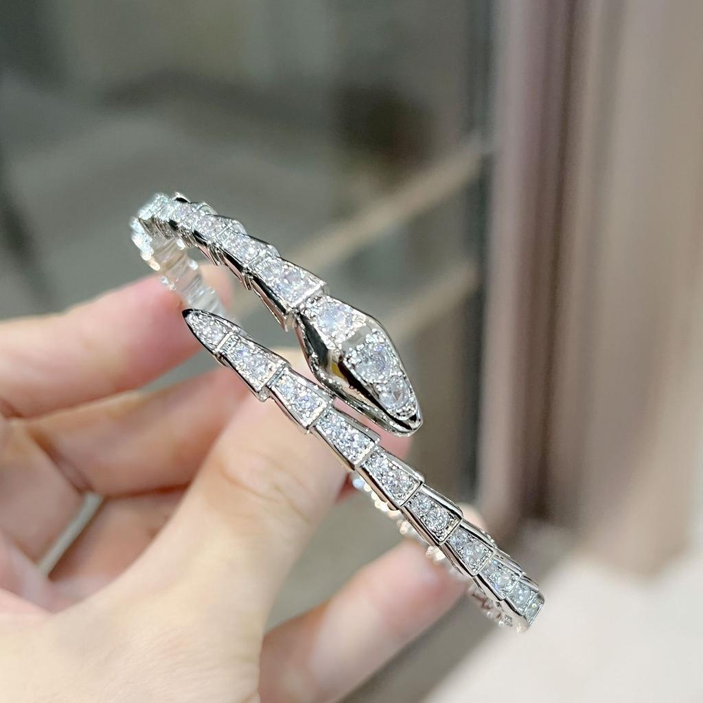 High End Mote, Lett Luksus, Høyt Benarmbånd med Trendy Åpning, Full av Zirkon Benform
