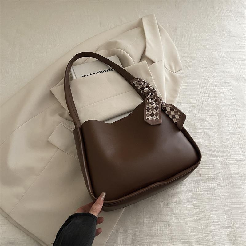 

Autumn and winter fashion new niche design soft leather large capacity shoulder underarm bun mother tote bucket bag